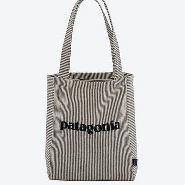 Bolsa de mano de mercado tela reciclada a rayas marca Patagonia 30x40 cms color gris- beige