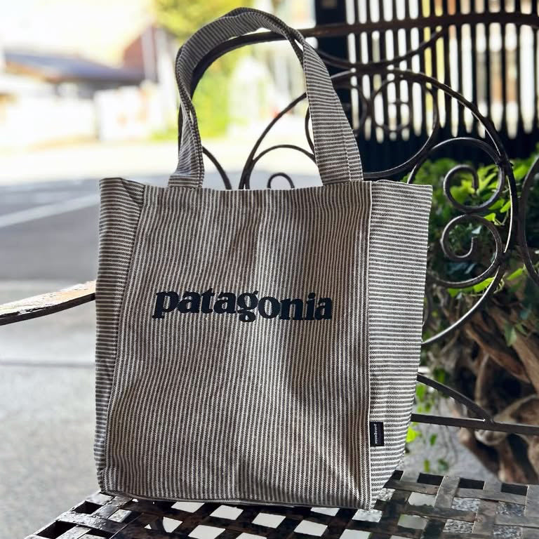 Bolsa de mano de mercado tela reciclada a rayas marca Patagonia 30x40 cms color gris- beige