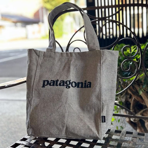 Bolsa de mano de mercado tela reciclada a rayas marca Patagonia 30x40 cms color gris- beige