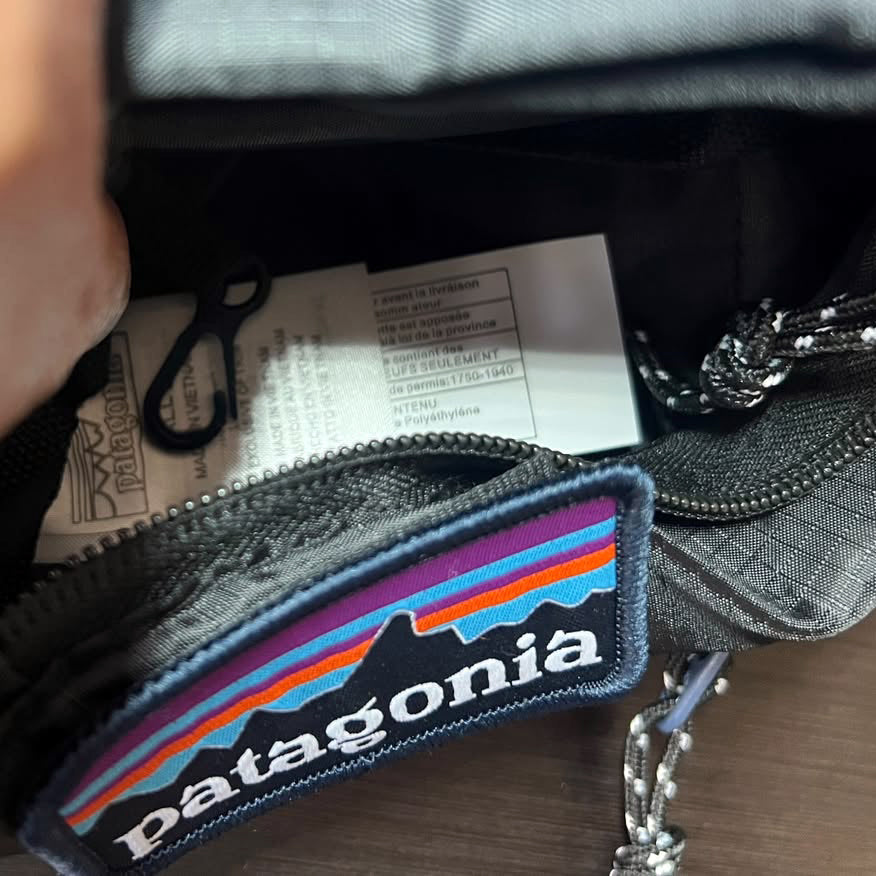 Bolso Patagonia Tipo Mensajero Cruzado Campismo Mochila Negro Bandolera de Pesca Colores Gris y Negro