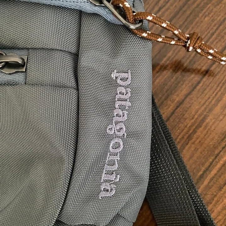 Bolso Patagonia Unisex Terravia Mini Hip Para cadera o torso 2L en Negro y Gris