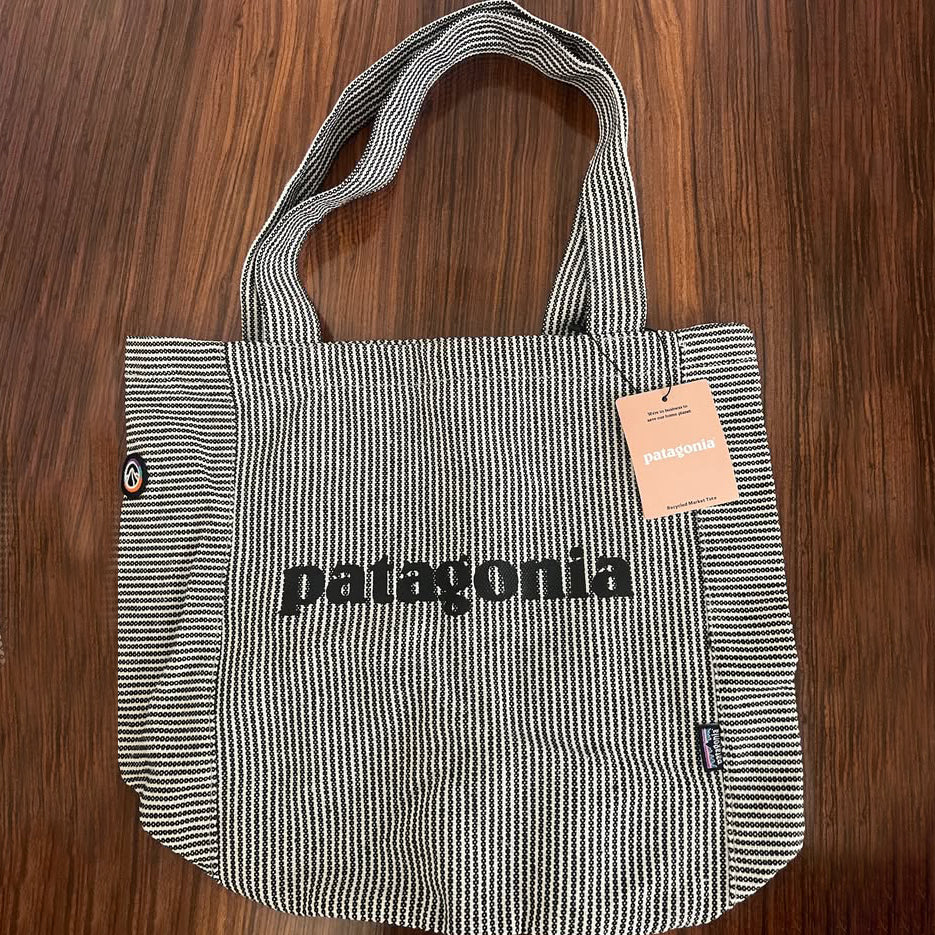 Bolsa de mano de mercado tela reciclada a rayas marca Patagonia 30x40 cms color gris- beige